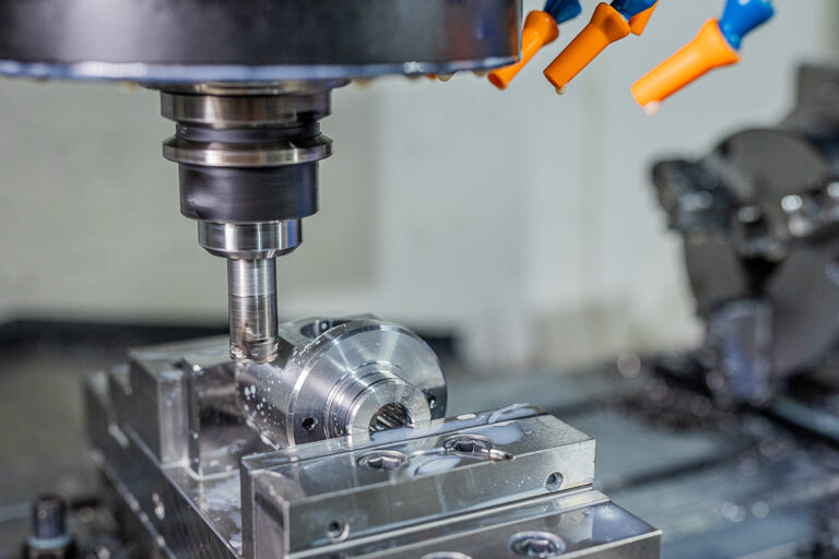 Napęd hydrauliczny kontra napęd pneumatyczny – kluczowe wady i zalety